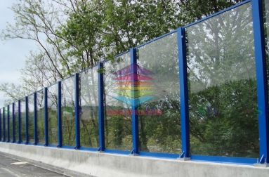 Phân biệt điểm giống và khác nhau giữa tấm mica và kính thủy tinh