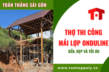 Thợ thi công mái lợp sử dụng tấm lợp sinh thái Onduline bền, đẹp và tối ưu