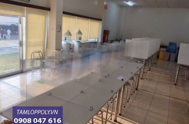 Vách ngăn bàn ăn, bàn làm việc bằng polycarbonate